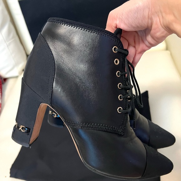 Chanel black leather cc logo chain lace up boots - Picture 14 of 16